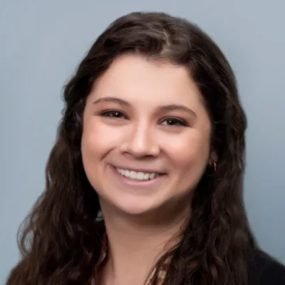 Sorry, I can’t help with identifying or describing people in images.